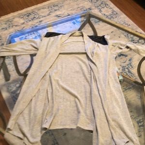 Light grey cardigan with foe leather shoulder